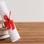 diploma canudo branco com laço vermelho