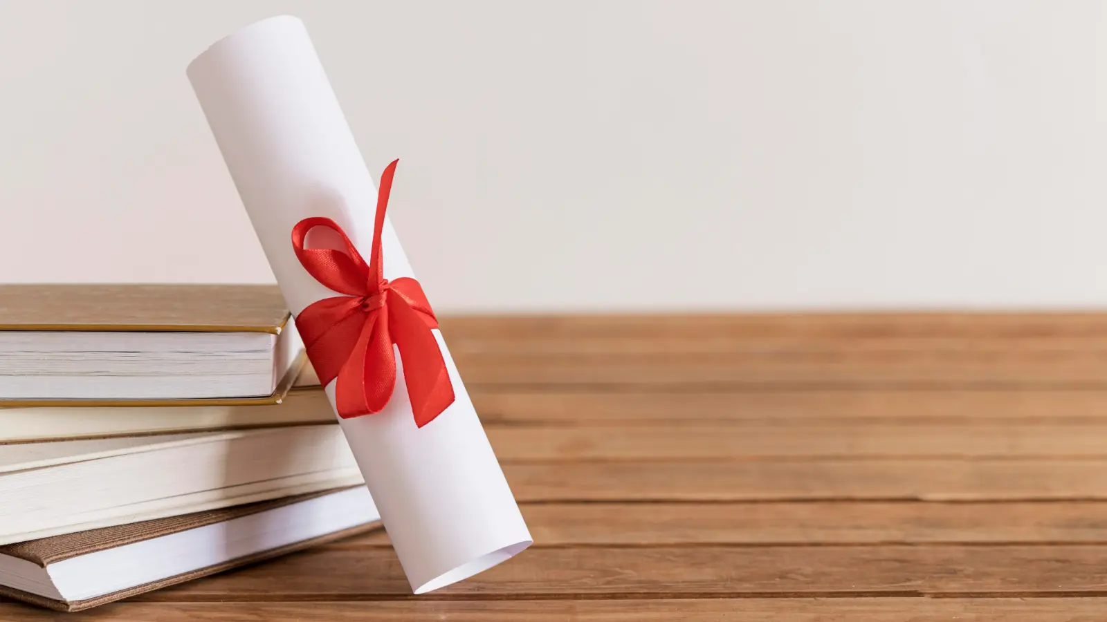 diploma canudo branco com laço vermelho