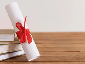 diploma canudo branco com laço vermelho