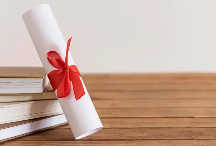 diploma canudo branco com laço vermelho
