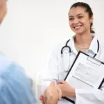 atestado medico na mao da medica