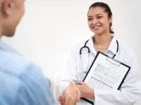 atestado medico na mao da medica